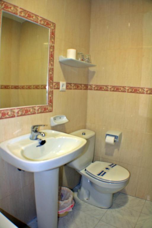 Hostal Carlos I La Línea de la Concepción Rum bild
