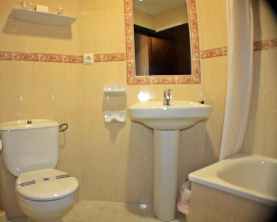Hostal Carlos I La Línea de la Concepción Rum bild